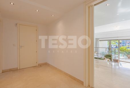 Apartamento de gran tamaño, elegantemente amueblado, en una de las mejores Islas de La Marina de Sotogrande