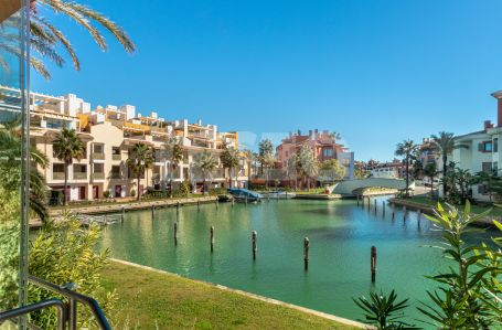 Apartamento de gran tamaño, elegantemente amueblado, en una de las mejores Islas de La Marina de Sotogrande