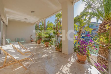 Grand appartement, élégamment meublé, sur l'une des meilleures îles de La Marina de Sotogrande.