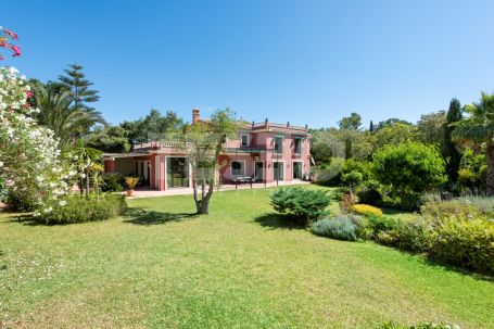 Lovely house with tennis court in Sotogrande.