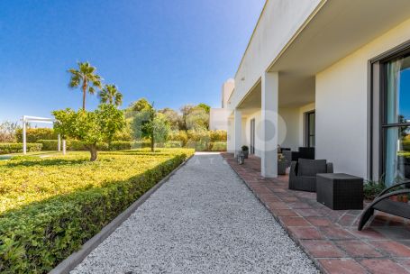 Villa de estilo contemporáneo de 3 dormitorios en 1ª línea de golf en Comunidad Cerrada con vistas al Almenara Golf y a solo 200 metros del Hotel So Sotogrande