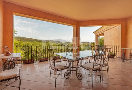 Villa with Spectacular Panoramic Views of the La Reserva golf course, the sea and the mountains