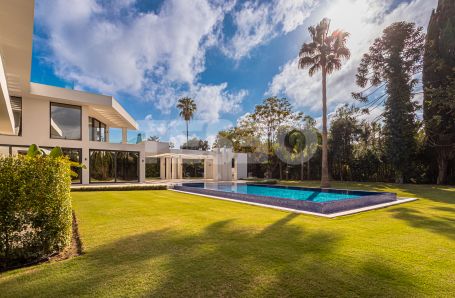 Espectacular Villa de estilo Contemporáneo de Reciente Construcción en Paseo del Parque