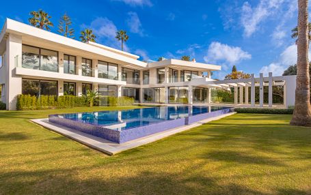 Espectacular Villa de estilo Contemporáneo de Reciente Construcción en Paseo del Parque