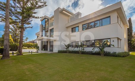 Espectacular Villa de estilo Contemporáneo de Reciente Construcción en Paseo del Parque