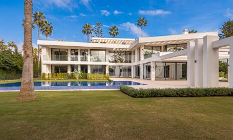 Espectacular Villa de estilo Contemporáneo de Reciente Construcción en Paseo del Parque