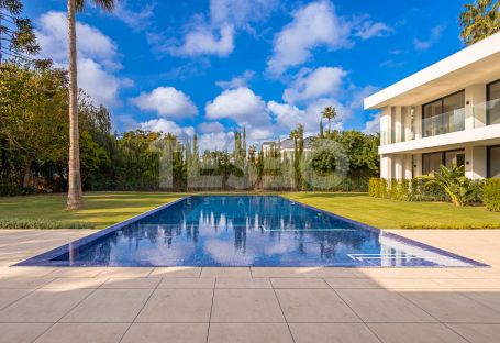 Espectacular Villa de estilo Contemporáneo de Reciente Construcción en Paseo del Parque