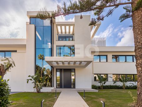 Espectacular Villa de estilo Contemporáneo de Reciente Construcción en Paseo del Parque