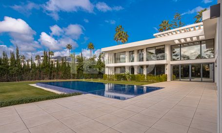 Espectacular Villa de estilo Contemporáneo de Reciente Construcción en Paseo del Parque