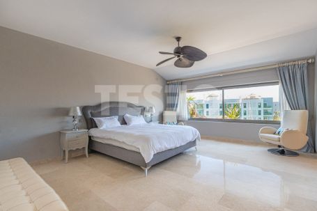 Penthouse-duplex apartment in Isla del Pez Barbero, Sotogrande