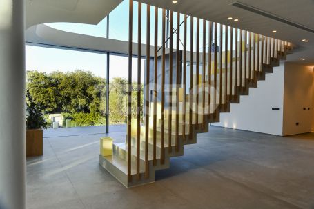Beautiful New Construction Villa integrated in the exclusive garden of Alcornoques de Altos de Valderrama
