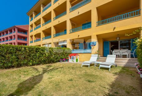 Precioso apartamento soleado en planta baja con jardín privado para alquiler de verano.