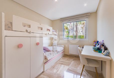 Lovely sunny ground floor apartment with a private garden for summer rental.