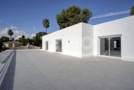 Modern, refurbished villa in the sought after area of Sotogrande Costa A zone.