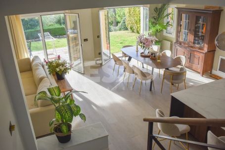 Casa adosada modernizada en Las Terrazas disponible para alquiler de verano.