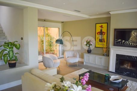 Casa adosada modernizada en Las Terrazas disponible para alquiler de verano.