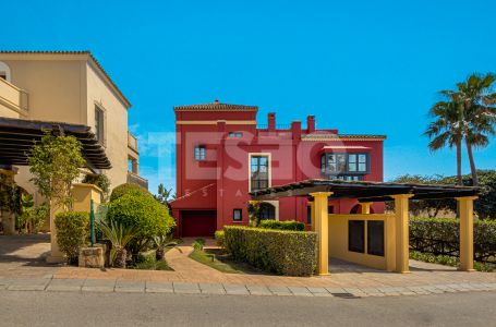 Luxury townhouse for rental in Los Cortijos de La Reserva.