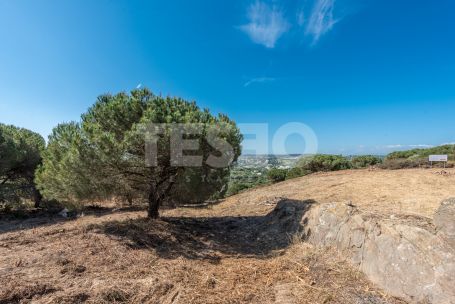 Exclusive lot of three plots with panoramic views in the best area of La Reserva for sale.