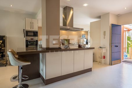 Stnning refurnished townhouse in El Casar Floresta.