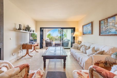 Apartment with river views in the El Polo urbanization