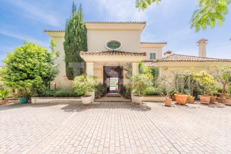 Charming Traditional style villa overlooking the Golf Course in zone F of Sotogrande Alto