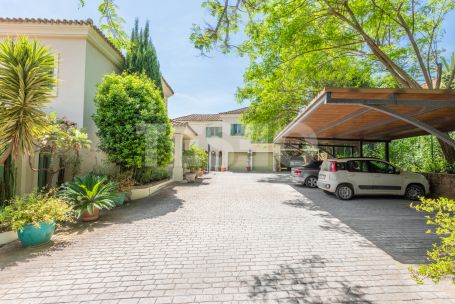 Charming Traditional style villa overlooking the Golf Course in zone F of Sotogrande Alto