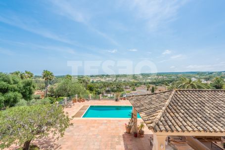 Charming Traditional style villa overlooking the Golf Course in zone F of Sotogrande Alto