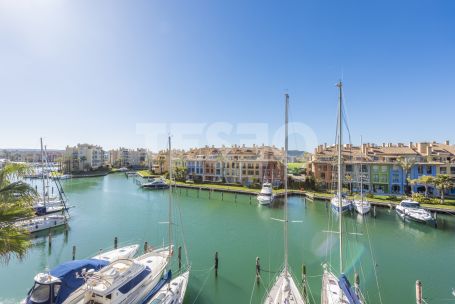 DUPLEX APARTMENT, RECENTLY REFURBISHED AND ON THE FIRST LINE OF THE MARINA