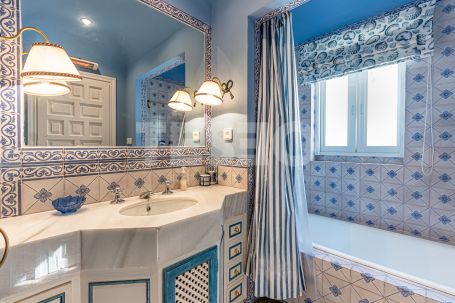 Large townhouse, with a central patio and Andalusian style in the exclusive Patio Homes of Valderrama