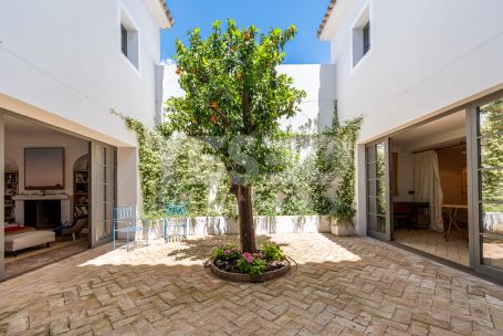 Exclusiva Casa Pareada de estilo andaluz en Patios de Valderrama