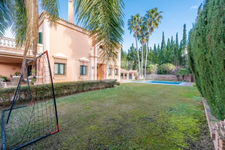 Semi detached house located in one of the most exclusive areas in Sotogrande Alto.