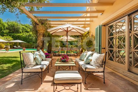 Preciosa Villa de estilo mediterráneo rodeado de alcornoques centenarios y en primera línea del Real Club de Golf de Valderrama