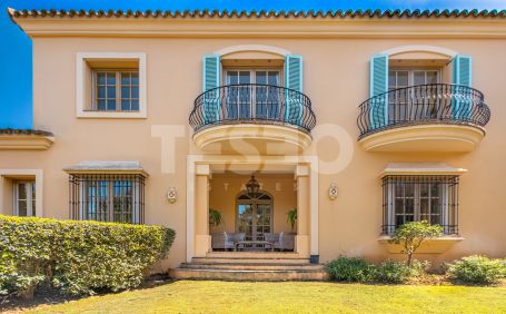 Preciosa Villa de estilo mediterráneo rodeado de alcornoques centenarios y en primera línea del Real Club de Golf de Valderrama