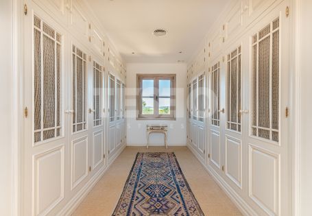 Preciosa Villa de estilo mediterráneo rodeado de alcornoques centenarios y en primera línea del Real Club de Golf de Valderrama