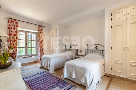 Preciosa Villa de estilo mediterráneo rodeado de alcornoques centenarios y en primera línea del Real Club de Golf de Valderrama