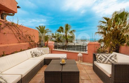 Penthouse apartment with stunning views of the marina Sotogrande.