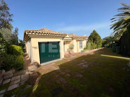 Bungalow-type villa for sale in one of the quietest streets in Zone B, Sotogrande Costa