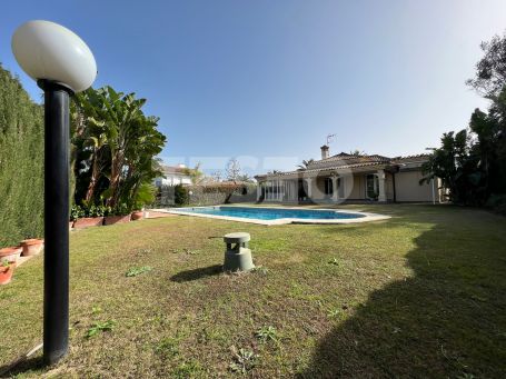 Villa tipo Bungaló en venta en una de las calles mas tranquilas de la Zona B, Sotogrande Costa
