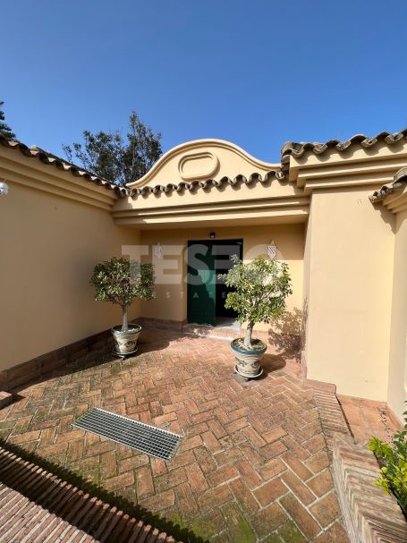 Bungalow-type villa for sale in one of the quietest streets in Zone B, Sotogrande Costa