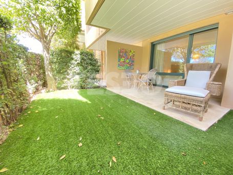 Erdgeschosswohnung mit schönem Garten und zwei Schlafzimmern en suite in Ribera del Marlin