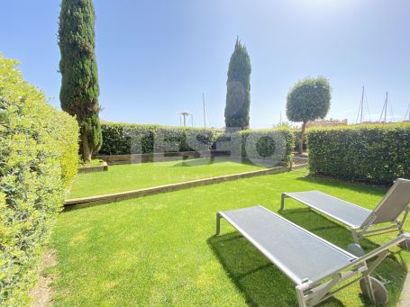 Erdgeschosswohnung mit schönem Garten und zwei Schlafzimmern en suite in Ribera del Marlin