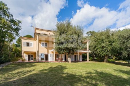 Villa with a great garden in Sotogrande Alto