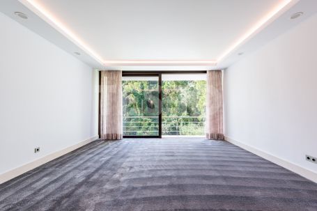 Another talylor made Ark creation in one of the nicest roads of Sotogrande Alto. Villa AKROPOLIS