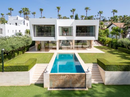 Another talylor made Ark creation in one of the nicest roads of Sotogrande Alto. Villa AKROPOLIS
