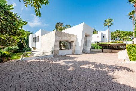 Another talylor made Ark creation in one of the nicest roads of Sotogrande Alto. Villa AKROPOLIS
