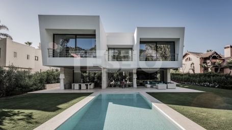 Another talylor made Ark creation in one of the nicest roads of Sotogrande Alto. Villa AKROPOLIS