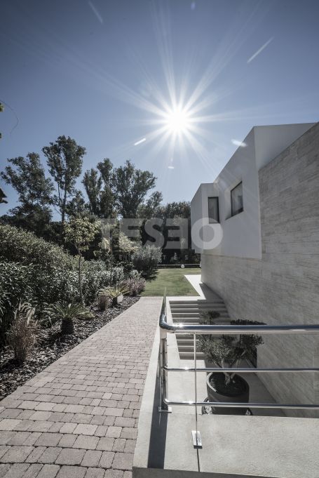 Another talylor made Ark creation in one of the nicest roads of Sotogrande Alto. Villa AKROPOLIS
