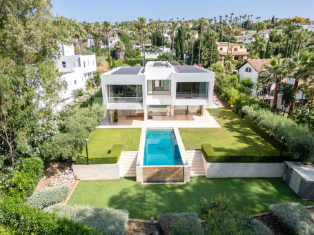 Another talylor made Ark creation in one of the nicest roads of Sotogrande Alto. Villa AKROPOLIS