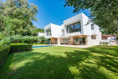 Another talylor made Ark creation in one of the nicest roads of Sotogrande Alto. Villa AKROPOLIS