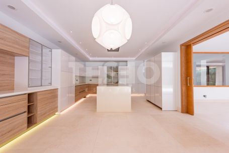 Another talylor made Ark creation in one of the nicest roads of Sotogrande Alto. Villa AKROPOLIS
